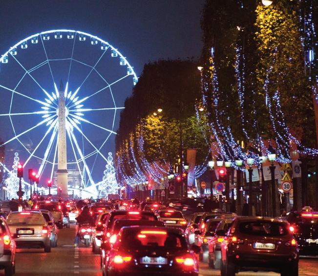 CHAMPS-ÉLYSÉES 8 ARC DE TRIOMPHE 9 Dutzend Straßen zu, deshalb hieß der Platz