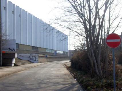 Foto links Der Nordost-Abschnitt der parallel verlaufenden Perlickstraße führt an der Messehalle 7 entlang. Diese Straße kann ebenso als unechte Einbahnstraße ausgewiesen werden.