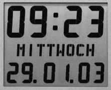 Atomuhren gehen noch genauer Abb. 1.2: Anzeige eines digitalen Weckers Eine einfache Form von Uhren, die Sonnenuhr, war bereits vor 6000 Jahren in Gebrauch.