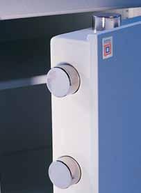 Qualitätswerkstoff (DIN 4102) Vierseitig umlaufender Feuerfalz Spezialpanzerung im Verschlussbereich Serienmäßig mit Notverriegelungssystem Stahlhintergreiferschiene verhindert das Aushebeln der Tür