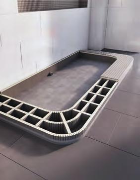➌ ➍ Podest und Badewanne verkleiden Gerade für die Rundungen ist die Flexplatte ideal.