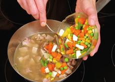 Lammfleisch-Sülzchen mit Gemüse 30 dag gekochtes Fleisch vom Junglamm (Schulter, Hals, Schlögel) 15 dag Mischgemüse