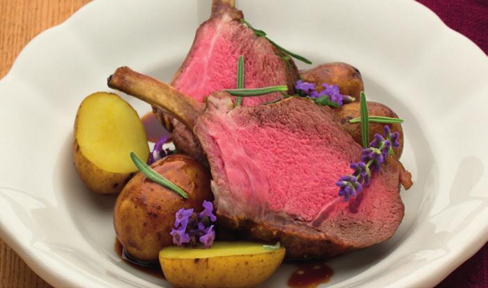 Lammkrone mit Lavendel Gebackene Lammschnitzel nach Wiener Art 2 Lammkronen Salz schwarzer Pfeffer aus der Mühle 1 EL gehackter Lavendel 3 EL Olivenöl 2 zerdrückte Knoblauchzehen 12 kleine, speckige