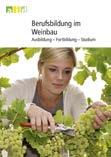 Weitere aid-medien Berufsbildung im Weinbau Ausbildung Fortbildung Studium Fachverstand und Fingerspitzengefühl - beides braucht ein Winzer oder eine Winzerin, um guten Wein zu produzieren.