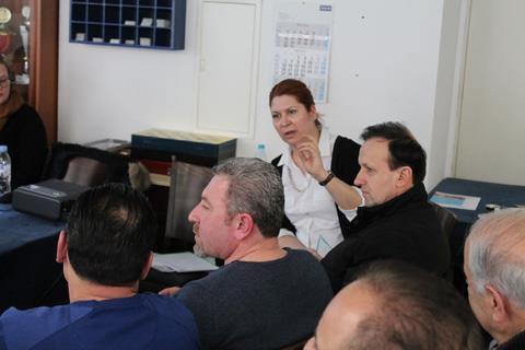 Projektleiterin Dr. Ebru Tepecik moderiert die Diskussion mit den Eltern.