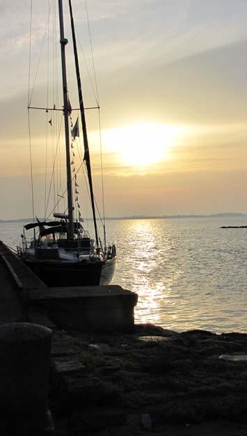Das Startschiff, die Famagusta im Hafen von Stubbeköbing Abendstimmung im Fischereihafen von Stubbeköbing Die Skipperbesprechung enthielt keine Überraschungen für den langen Schlag nach Warnemünde.