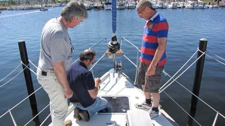 Reparatur der Bugspitze unserer Emely durch Antonio und den Hafenmechaniker viele gute Ratschläge der Crew inclusive Danach fuhren wir wieder zusammen über die Fehmarnsund-Brücke nach Burgtiefe zur