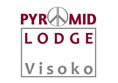 Unsere eigene Unterkunft die Pyramid Lodge Visoko Über den Dächern Visokos, am Sattel des Berges Visocica, der sog. Sonnenpyramide, thront unsere neugebaute exklusive Lodge.