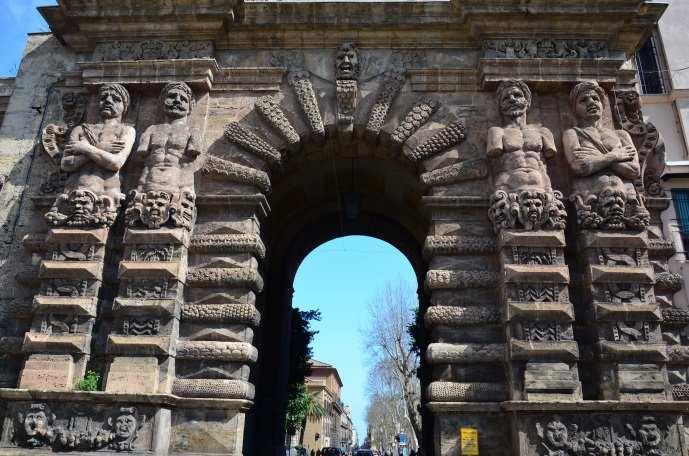 Jahrhundert entstand die Sommerresidenz des Emirs von Palermo an der höchsten Stelle des mittelalterlichen Stadtgebiets.