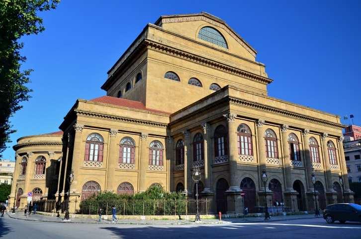 Architekt war Giovanni Battista Filippo Basile, der 1875 mit den Bauarbeiten begann. Nach seinem Tod wurde der Bau 1897 von seinem Sohn Ernesto Basile fertiggestellt.