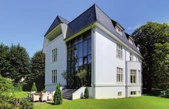 : 040/350 80 2-526 Ruhig und dennoch zentral Optisch äußerst ansprechend präsentiert sich dieses Einfamilienhaus in Duvenstedt.