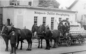 Veranstaltungen und Termine Historischer Festwagen Gabler-Saliter Milchwerk; Foto: Gemeindearchiv Aktivitäten der Milchverarbeitung im Raum Obergünzburg, insbesondere der Familie Gabler, die mit