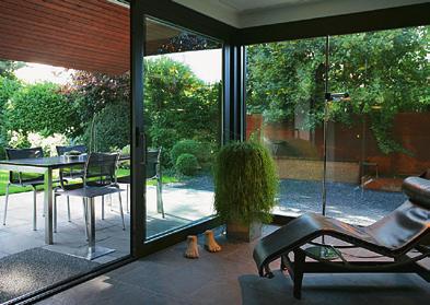 Wenn Sie im grossflächigen Gartenbereich eine kleine Sitzgruppe etwas entfernt platzieren, wird der Blick zum Haus geleitet und der Sitzplatz wirkt harmonisch gestaltet gewählt.