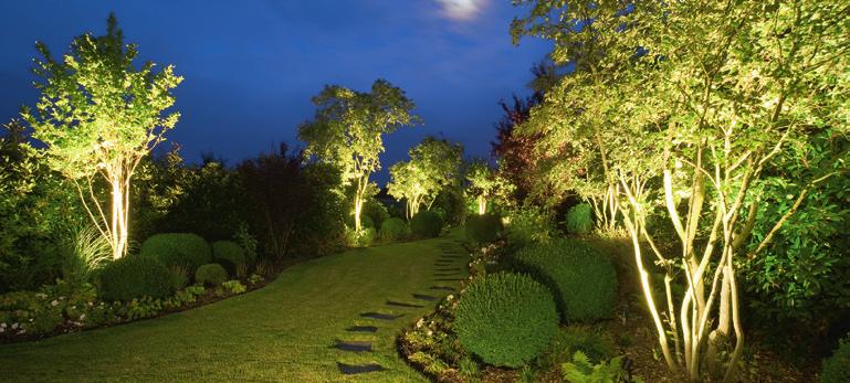Holen Sie sich mit ausgewählter Lichttechnik vielseitige Stimmungen in Ihren Garten oder auf Ihre Terrasse.