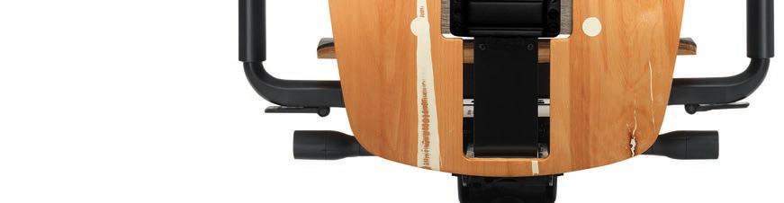 Eine Sitzplastik, die ehrlich offenbart, welche Spannungen im Material entstehen, wenn z.b. die Holzrückenlehne in Form gebracht wird.