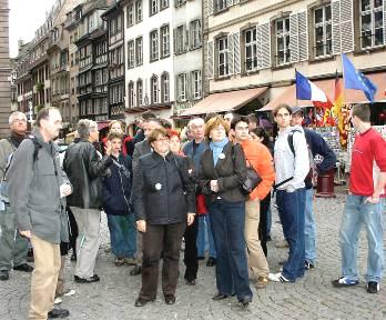 Stottercamp 2005: Straßburgbesuch dialog verbindet Menschen Internationales Sommercamp Navis "Stottercamp" 2005 Fachliche Leitung: Sprachheilpädagoge Frank Herziger Organisation: Herwig Pöhl mit
