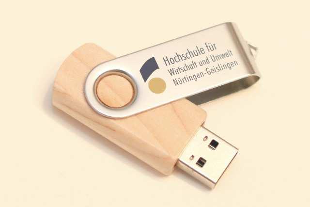 USB Stick USB Stick aus Holz mit -Logo.