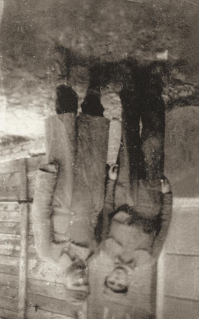 2 Displaced Persons und Kriegsgefangene in Neuengamme Eines der wenigen erhaltenen Fotos vom Mai 1945 aus dem DP-Lager in Neuengamme.