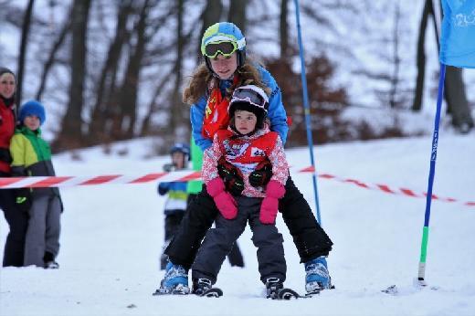 08-Marie unterstützt Vereinsmeisterschaften alpin Ende Januar lag gerade noch genug Schnee auf der Alb, so dass wir die Vereinsmeisterschaften durchführen konnten.