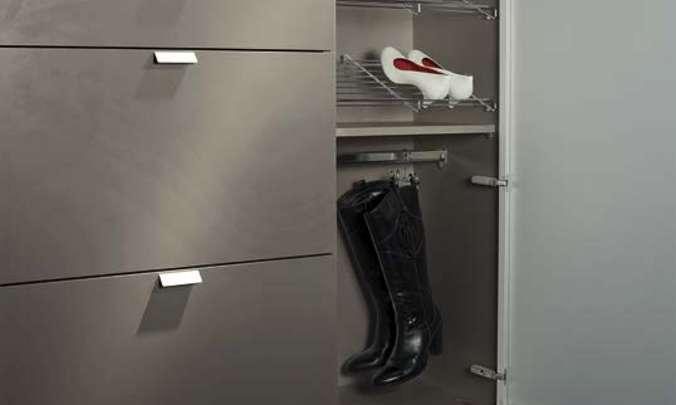 2 Alternativ für die Aufbewahrung der Schuhe bietet TAMETA Gitterböden, die in Schuh- und Spiegelschränke mit 50 cm und 75 cm