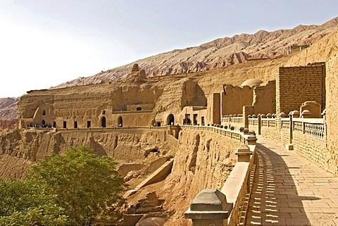 Mai: Große Mauer bei Mutianyu, Lama Tempel Ihr heutiger Ausflug führt Sie zur weltberühmten chinesischen Mauer (Weltkulturerbe) bei Mutianyu.