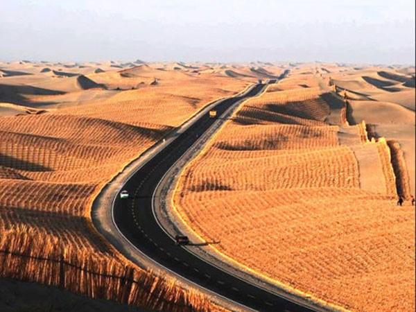 Mai: Aksu - Taklamakan Von Aksu aus geht es auf dem Taklamakan-Highway in Richtung Süden hinein in die gewaltige Sandwüste.