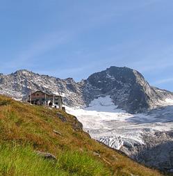 Zu Gast auf einer Alpenvere Schutzhütten am Höhenweg Am Ende jeder Etappe gibt es eine Schutzhütte, in der Bergwanderer und -wanderinnen übernachten und
