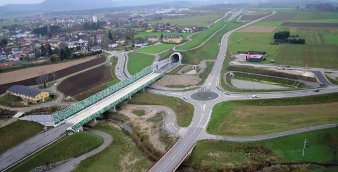 Er wurde in offener Bauweise mit Rechteckquerschnitt an der Erd oberfläche hergestellt und im Anschluss mit Erdmaterial verfüllt. Weiter in Richtung Osten folgt der Grüntunnel Kühnsdorf.
