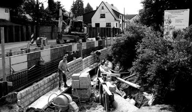 CBZ Nr. 7/2013, Seite 8 BAUSTELLEN Stützmauerbau Obercunewalde Bauzeit wird sich verkürzen Die Meldungen von der Baustelle am Cunewalder Wasser sind überaus erfreulich.