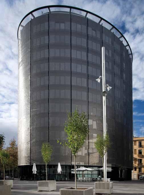 HOTEL BARCELÓ RAVAL, BARCELONA, SPANIEN Das elliptische Gebäude des Vier-Sterne-Design-Hotels brauchte eine transparente Fassadenverkleidung, die der besonderen architektonischen Formgebung des