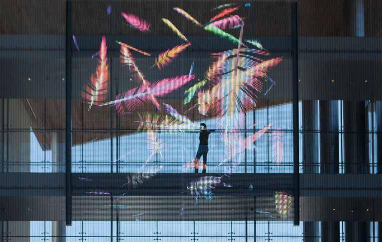 LONG BEACH COURT BUILDING, USA Eine 60 m² große, transparente Medienfassade aus Mediamesh diente der Künstlerin Jennifer Steinkamp als Leinwand für die Animation Murmuration ( Formationsflug ).