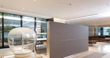 CMP-Gewebelemente an Wänden und als Raumteiler absorbieren hochwirksam den Schall in der großen Eingangshalle.