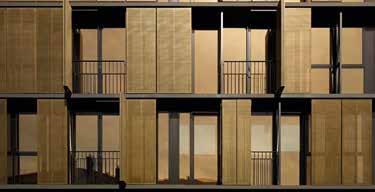 Rund 300 Sicht- und Sonnenschutzelemente teils fest, teils manuell klappbar aus eloxiertem Aluminiumgewebe verhüllen die Fensterfläche