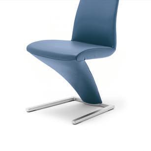 Dank seiner raffnierten Konstruktion kann der ausgesprochen formschöne Stuhl frei schwingen