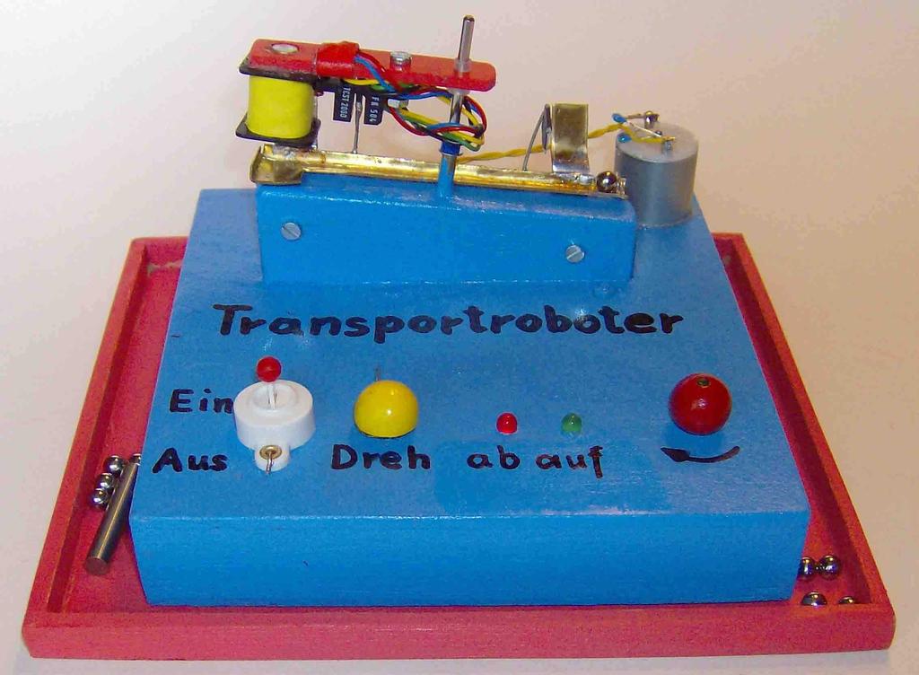 Der Transportroboter Tr08 wurde aus dem Transportroboter Tr96 (tu104) entwickelt. Version: 18.09.2011 Die Datei wird laufend aktualisiert, mailto: motec@web.