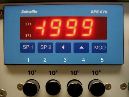 Maximalwertspeicher löschen: Tasten SP1 und SP2 gleichzeitig mindestens 3 Sekunden gedrückt halten (Bild 2).