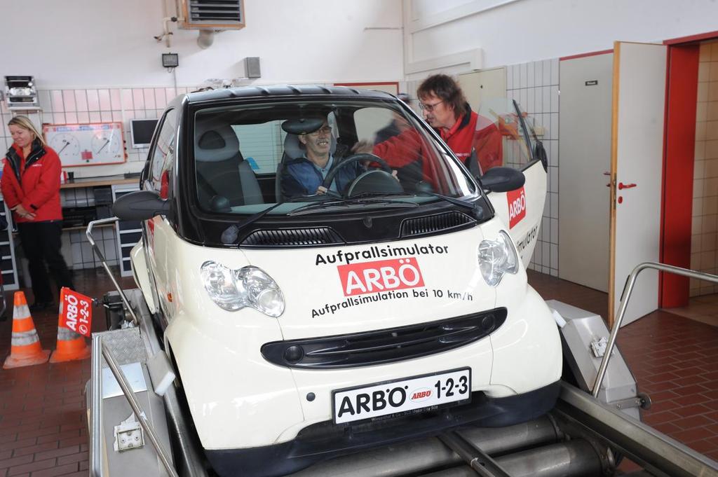 Ein Smart Chassis wird auf einer Wegstrecke von 2,50 Metern rasant beschleunigt und abrupt abgebremst. Die Bremsung simuliert einen Frontal Zusammenstoß bei ca.