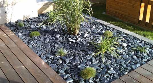 hochwertigem Moselschiefer können als natürlicher Bodenbelag für die Terrasse, als Wegführung oder als Trittsteine durch den Garten oder am