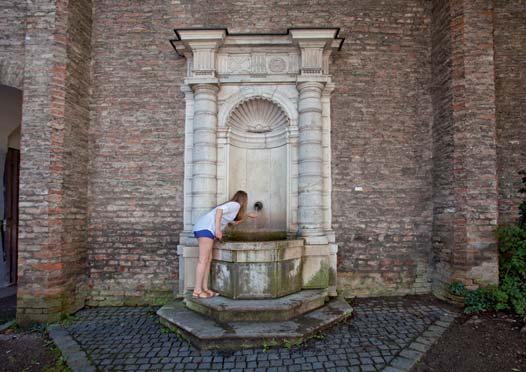 Am Venezianischen Muschelbrunnen beim Roten Tor steht einer der Trinkwasserbrunnen im Stadtgebiet. den Stadtgraben.