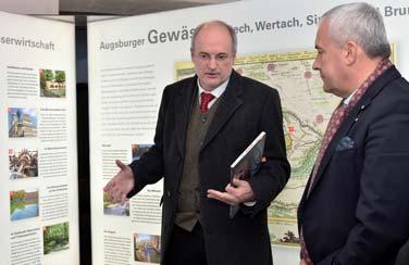 Auch der bayerische Kultusminister Ludwig Spaenle hat sich vom Autor die historische Augsburger Wasser - wirt schaft im Rahmen einer Führung durch das Wasser werk am Roten Tor erklären lassen.