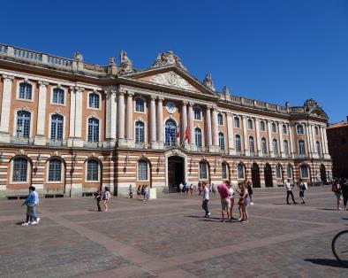 Toulouse, aufgrund vieler Bauwerke in rotem Ziegelstein auch la ville rose genannt, die mächtige Festungsstadt Carcassonne, die Bischofsstadt Albi, das malerische Bastidenörtchen Cordes sur Ciel, die