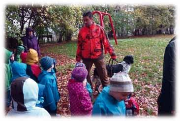 Er hat den Kindern erklärt, was ein Jäger über das Jahr im Wald so macht.