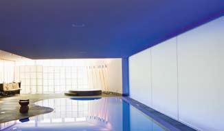 Besonders spektakulär sind die Lichteffekte in der Schwimmhalle: Die indirekte Beleuchtung setzt den Raum dank Farbwechsel (siehe Fotos) abwechslungsreich und stimmungsvoll in Szene.