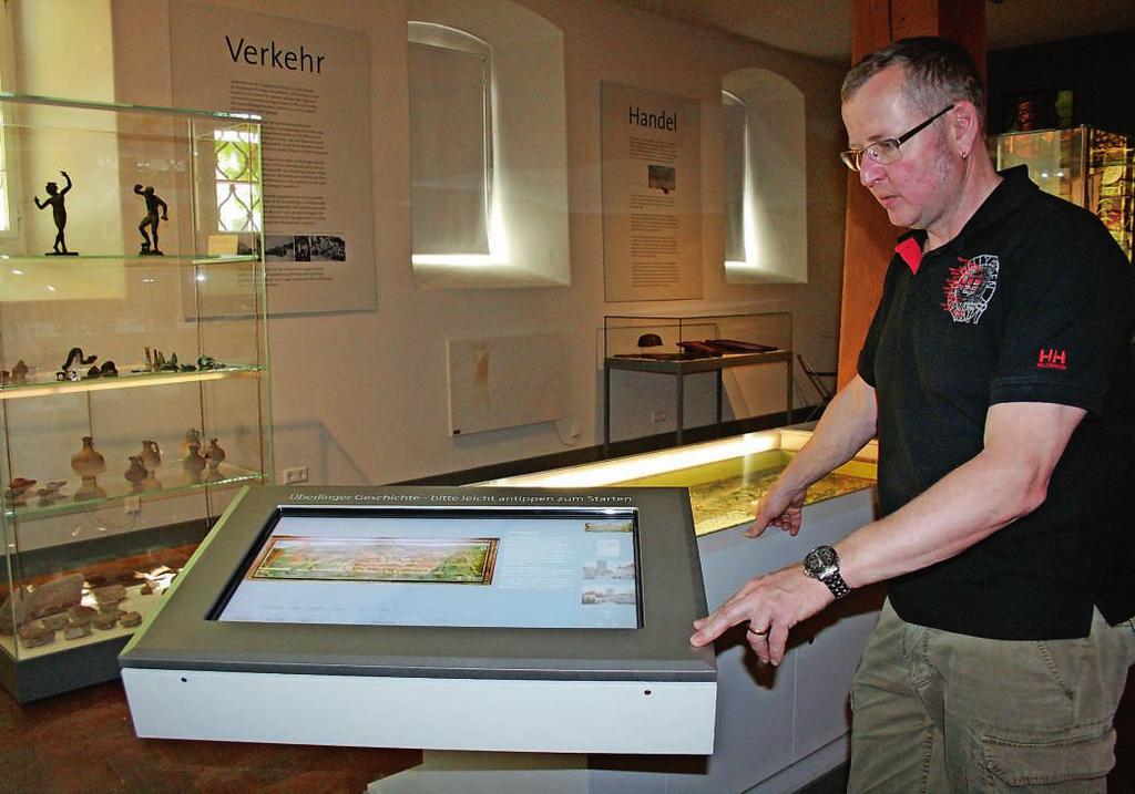 Der Touchscreen Bildschirm kommt bei Besucherinnen und Besuchern an. Kustos Peter Graubach würde gern noch mehr Touchscreens im Museum aufstellen.