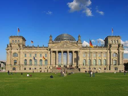 Wirtschaftspolitische Forderungen Risiken aus Staatsschuldenkrise noch nicht ausgestanden Politik des billigen Geldes ausklingen lassen Sparkurs weiterführen!