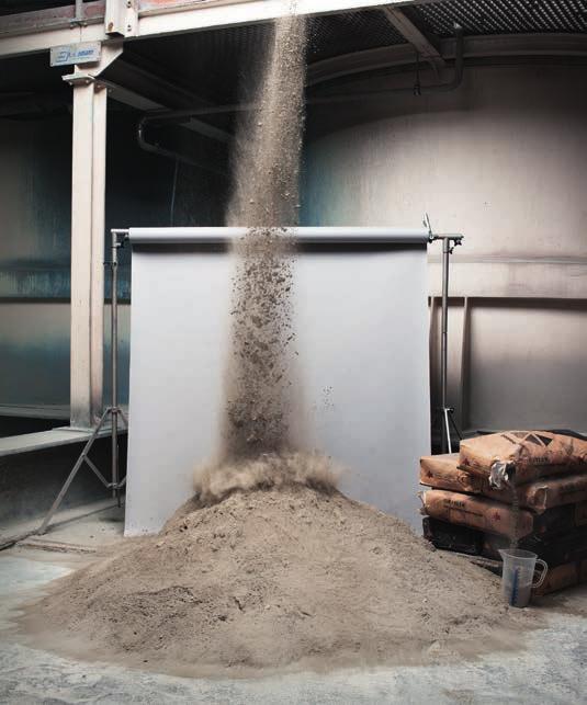 Zement, Zellstoff und Armierungsfasern werden mit Wasser zu einer Rohmasse vereint.