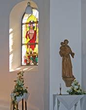 1979 erhielt die Kapelle durch eine Stiftung von Gerhard Uhlenbroch neue Fenster, die verschiedene Geheimnisse des Rosenkranzes darstellen.