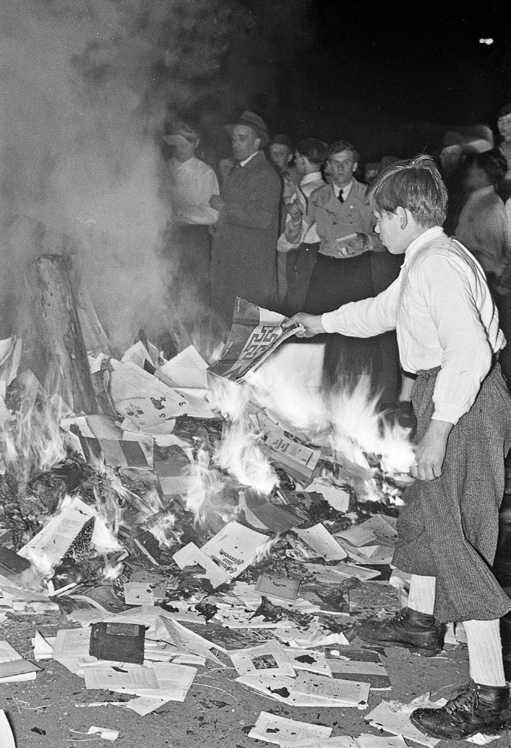 EINFÜHRUNG Die von Franz Krieger fotografierte Bücherverbrennung fand am 30. April 1938 auf dem Salzburger Residenzplatz statt.