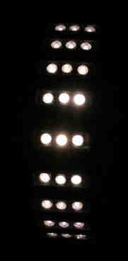 Weißlicht- LEDs strahlen vor allem im blauen Licht, wo das menschliche Zirkadiansystem die höchste Empfindlichkeit hat (Falchi u.a., 2011).