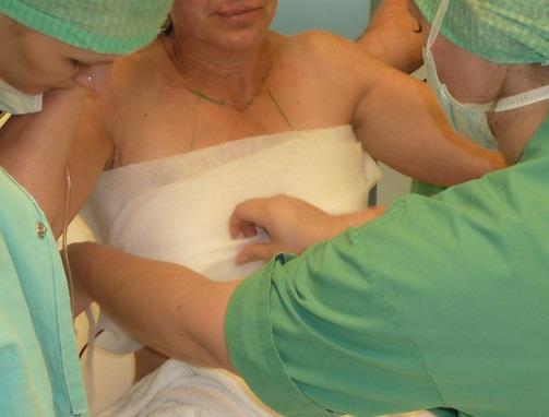 Betreuung der Patientin postoperativ Anlegen des Verbandes